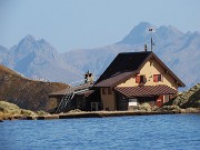 66  Zoom sul RTif. Benigni che sorge dalle acque del Lago Piazzotti